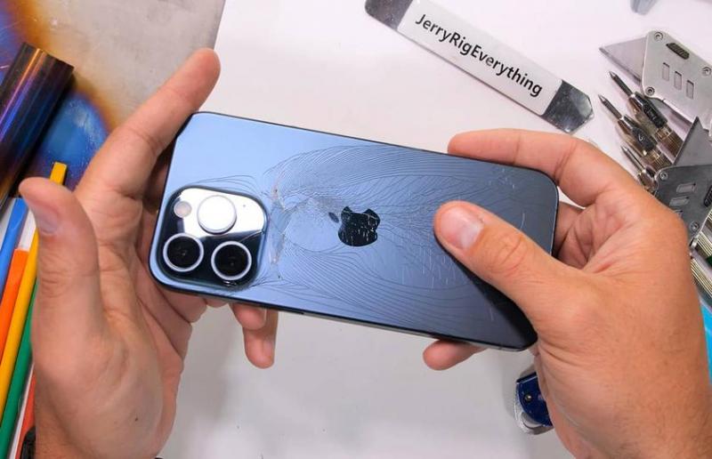 Титановый iPhone 15 Pro Max не выдержал испытания на прочность (видео)
