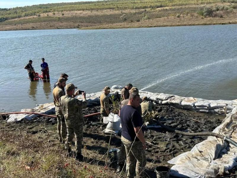 В озере в Молдавии нашли фрагменты авиационной ракеты; взрывное устройство может находиться внизу - фото