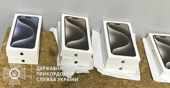 Украинские пограничники незаконно изъяли iPhone 15 стоимостью почти 2,8 миллиона гривен (фото)