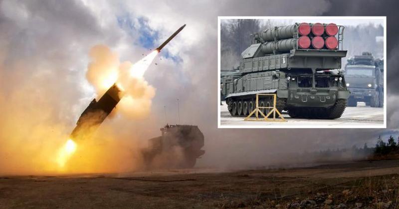 Украинский беспилотник SHARK помог ракетному комплексу HIMARS уничтожить самоходную пусковую установку 9А317М российского зенитно-ракетного комплекса 