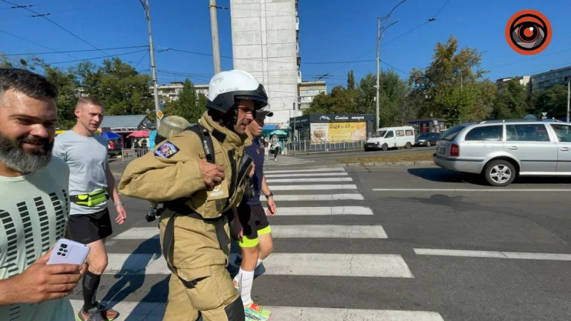 Украинский спасатель пробежит 100 км за 12 часов в экипировке для нового рекорда: фото и видео