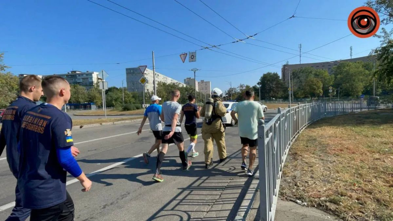 Украинский спасатель пробежит 100 км за 12 часов в экипировке для нового рекорда: фото и видео