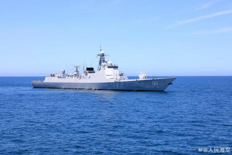 USS Ralph Johnson и HMCS Ottawa прошли через Тайваньский пролив под наблюдением китайского эсминца управляемых ракет CNS Hohhot
