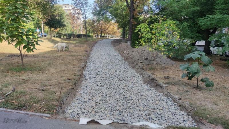 В Киеве строят новый парк: он будет самым длинным в городе (фото)