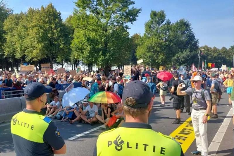 В Нидерландах полиция арестовала тысячи активистов: в чем причина протеста