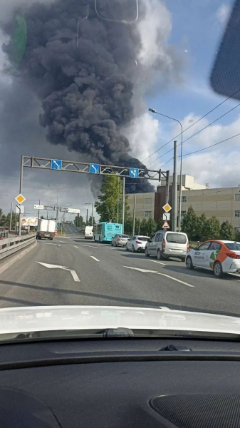 В российском Санкт-Петербурге произошел масштабный пожар, взрывы аудио - видео
