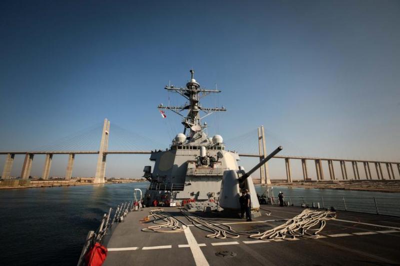 Американский эсминец USS Carney с помощью перехватчиков SM-2 уничтожил три ракеты и восемь дронов вблизи Йемена