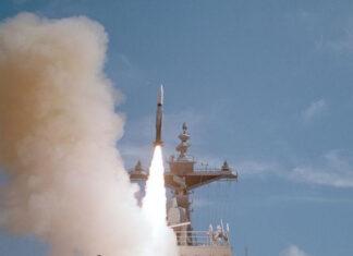 Американский эсминец USS Carney использовал перехватчики SM-2 для уничтожения трёх ракет и восьми беспилотников возле Йемена