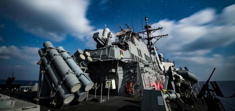 Американский эсминец USS Carney с помощью перехватчиков SM-2 уничтожил три ракеты и восемь дронов вблизи Йемена