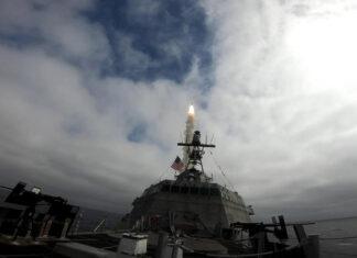 Американский литоральный корабль USS Savannah впервые запустил ракетный перехватчик Standard Missile 6, который может атаковать воздушные и наземные цели