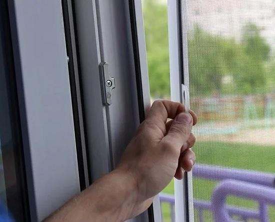 Установка москитных сеток фирмой "Ремонт окон дверей" в Николаеве