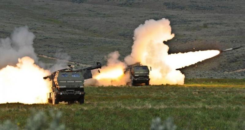 ХИМАРС одной высокоточной ракетой GMLRS уничтожил сразу две российские системы залпового огня БМ-21 «Град