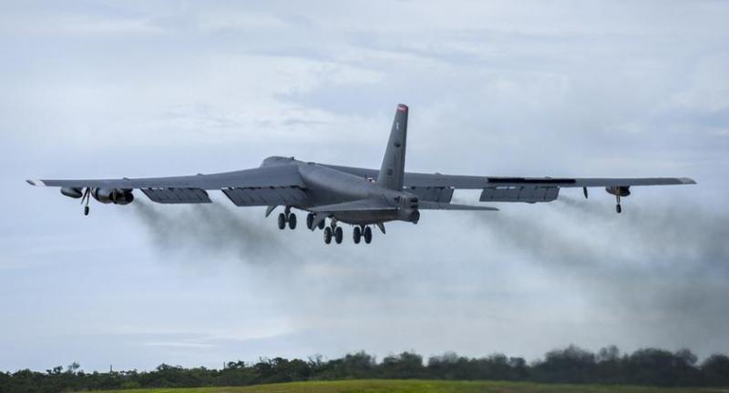 Китайский истребитель J-11 пролетел в трех метрах от американского атомного бомбардировщика B-52H Stratofortress