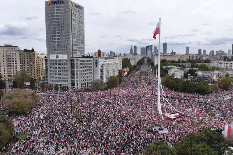 На пороге массовых протестов: Избирательная кампания в Польше приближается к финалу, но фаворита все еще нет