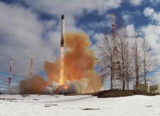 Россияне готовятся запустить массовое производство межконтинентальных баллистических ракет РС-28 «Сармат» дальностью 18 000 км, которые могут нести ядерную боеголовку мощностью 7,5 мегатонн