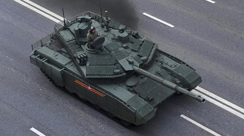 Украинский беспилотник сбросил гранаты и уничтожил российский танк Т-90М «Прорыв» стоимостью до $4,5 млн