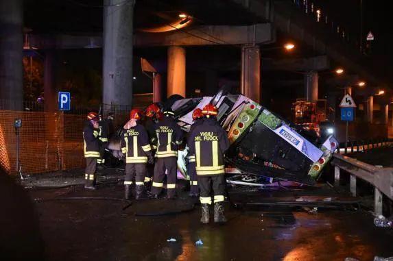 В Италии автобус с туристами упал с моста: погибли более 20 человек, в том числе 5 украинцев - видео