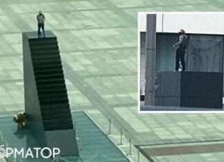 В Варшаве мужчина вылез на памятник и угрожает взрывом — видео
