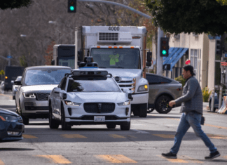 Waymo расширяет зону обслуживания роботакси в Сан-Франциско, несмотря на протесты жителей города.