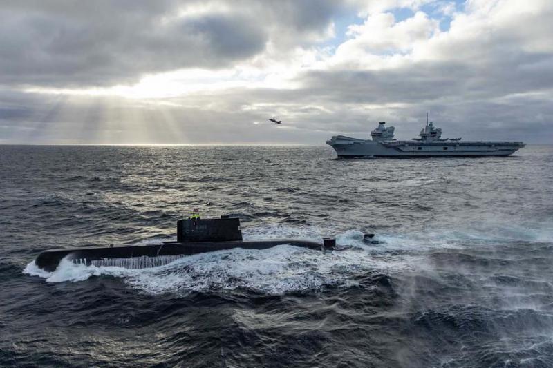 Британский авианосец HMS Queen Elizabeth с истребителями пятого поколения F-35B Lightning II впервые в истории перешел под командование НАТО