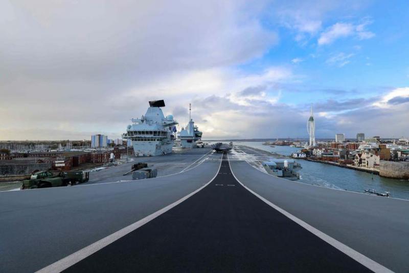 Британский авианосец HMS Queen Elizabeth с истребителями пятого поколения F-35B Lightning II впервые в истории перешел под командование НАТО