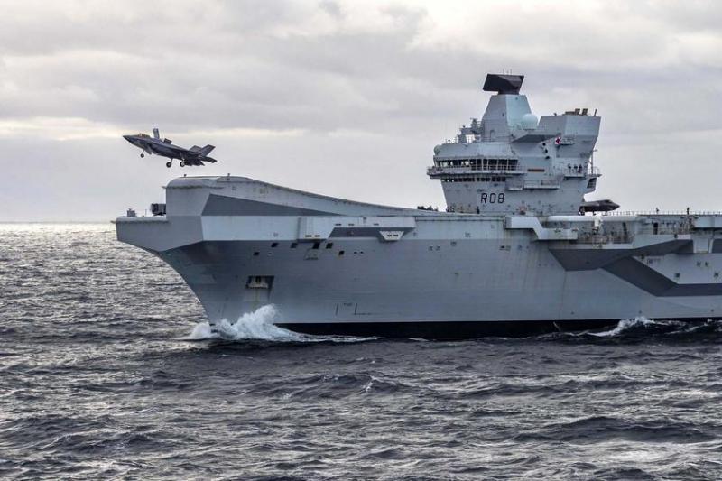 Британский авианосец HMS Queen Elizabeth с истребителями пятого поколения F-35B Lightning II впервые в истории перешел под командование НАТО