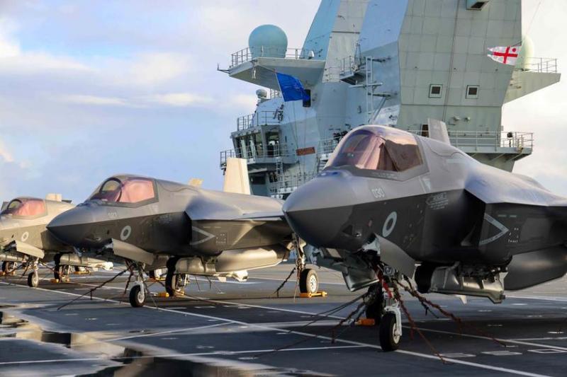 Британский авианосец HMS Queen Elizabeth с истребителями пятого поколения F-35B Lightning II впервые в истории перешел под командование НАТО