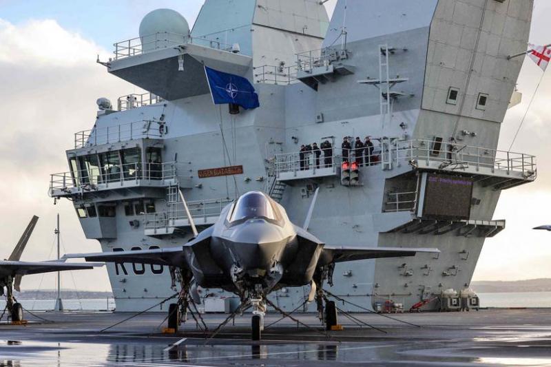 Британский авианосец HMS Queen Elizabeth с истребителями пятого поколения F-35B Lightning II впервые в истории перешел под командование НАТО