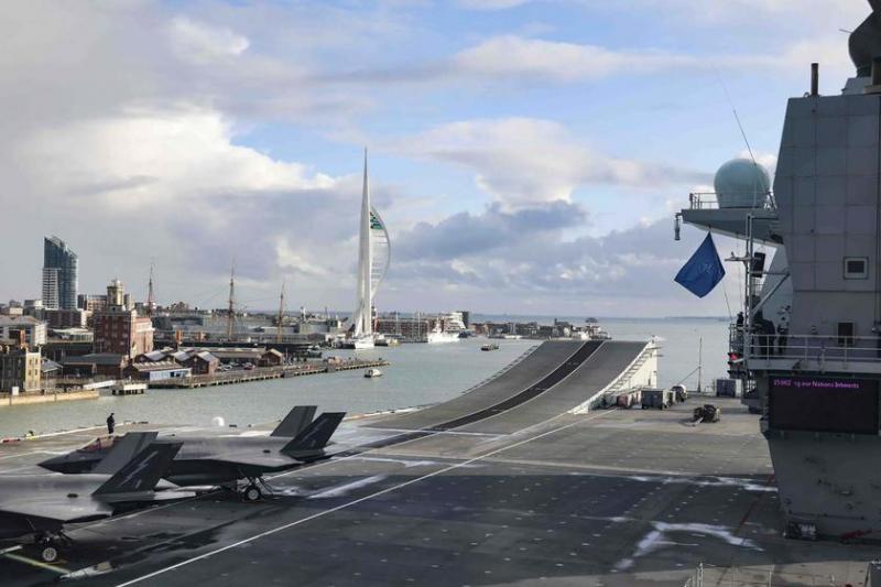 Британский авианосец HMS Queen Elizabeth с истребителями пятого поколения F-35B Lightning II впервые в истории перешел под командование НАТО