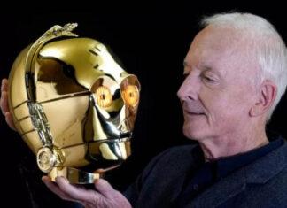 Голова C-3PO из киносаги Star Wars продана на аукционе за $843 тысяч. Актер Энтони Дэниелс, который исполнил роль дроида, расстался с коллекцией культового реквизита