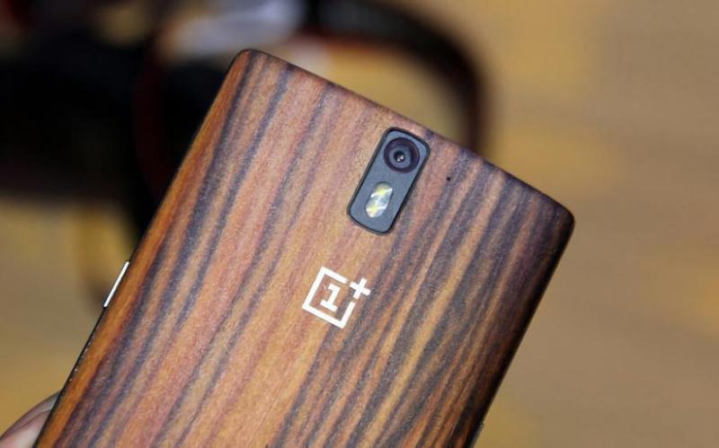 Инсайдер: OnePlus 12 может получить специальную версию с деревянной задней панелью, как OnePlus One и OnePlus 2