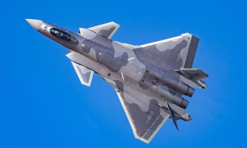 Китай впервые показал, как истребитель пятого поколения J-20 Mighty Dragon запустил ракету для тренировки уничтожения самолетов противника