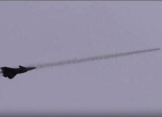 Китай впервые показал, как истребитель пятого поколения J-20 Mighty Dragon запустил ракету для отработки уничтожения вражеских самолётов