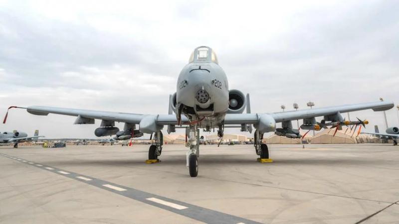 Знаменитый штурмовик A-10 Thunderbolt II теперь может использовать ракеты APKWS II и управляемые бомбы малого диаметра GBU-39/B