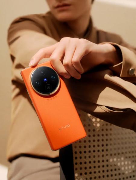 Компания Vivo опубликовала изображения смартфона Vivo X100, на которых видна заметная разница в дизайне с моделью X100 Pro