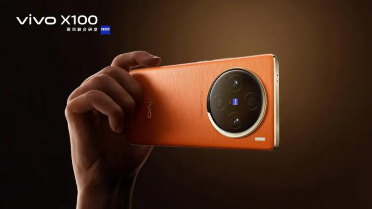 Компания Vivo опубликовала изображения смартфона Vivo X100, на которых видна заметная разница в дизайне с моделью X100 Pro