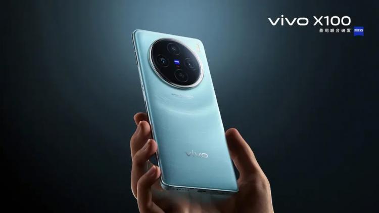 Компания Vivo опубликовала изображения смартфона Vivo X100, на которых видна заметная разница в дизайне с моделью X100 Pro