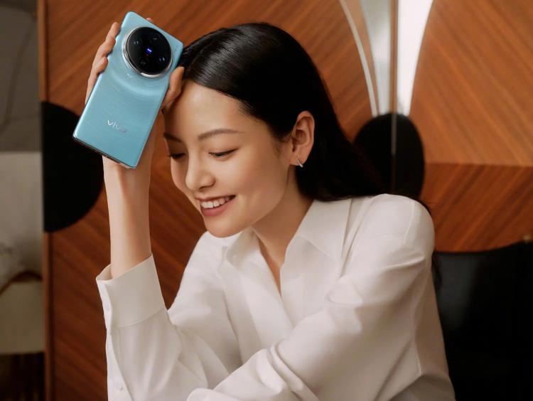 Компания Vivo опубликовала изображения смартфона Vivo X100, на которых видна заметная разница в дизайне с моделью X100 Pro