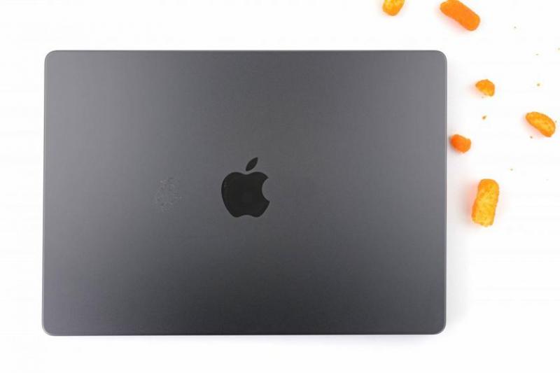 IFixit разобрала новый MacBook Pro M3 и объяснила, почему крышка стала темнее и собирает меньше отпечатков пальцев