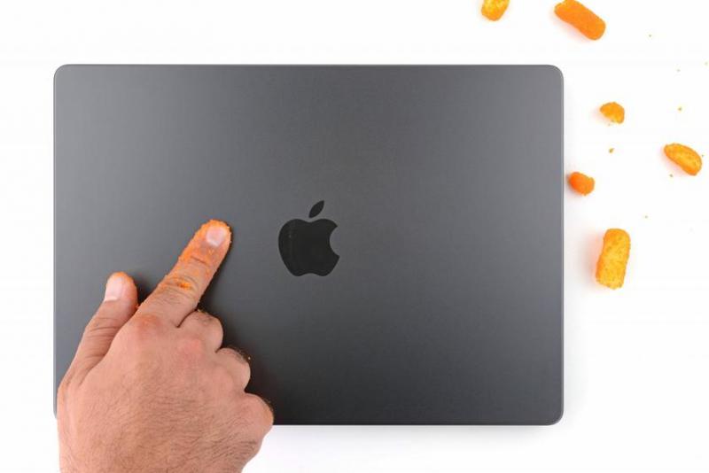 IFixit разобрала новый MacBook Pro M3 и объяснила, почему крышка стала темнее и собирает меньше отпечатков пальцев