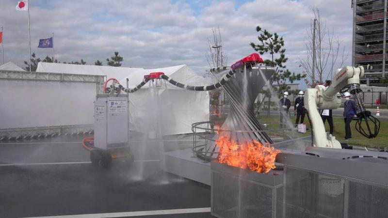 Японские учёные создали пожарного робота под названием Dragon Firefighter, он похож на летающего дракона и летает по потокам воды