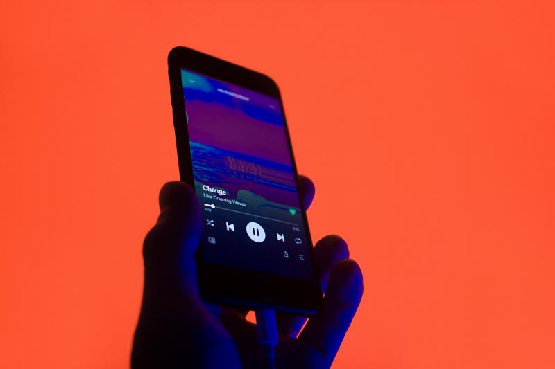 Spotify тестирует плейлисты, созданные искусственным интеллектом