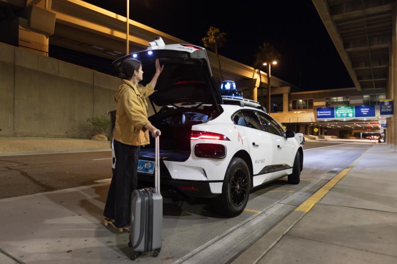 Waymo запускает сервис роботакси в аэропорту Финикса