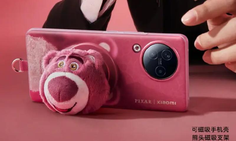 Xiaomi представила смартфон Civi 3 Disney Strawberry Bear с расширенной комплектацией поставки