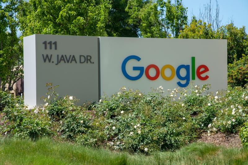 Google расторгает контракт с подрядчиком, который помогал обучать чат-бота Bard