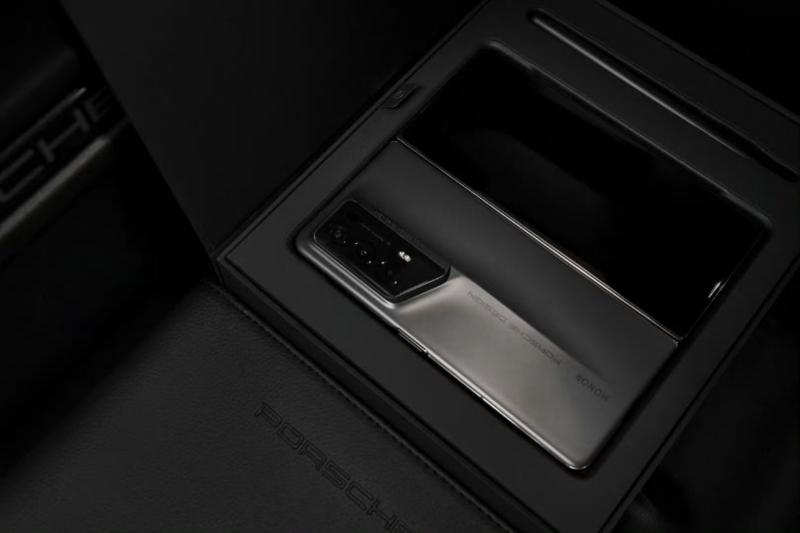 Honor Magic V2 RSR Porsche Design: специальная версия складного смартфона с дизайном Porsche за $2250