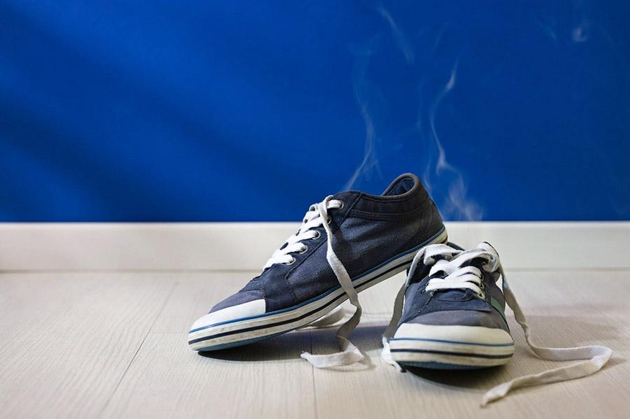 Новый метод побороть неприятный запах в обуви: проверенные советы