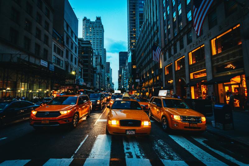 Нью-Йорк разрешит тестирование роботов-такси, которыми управляют операторы безопасности