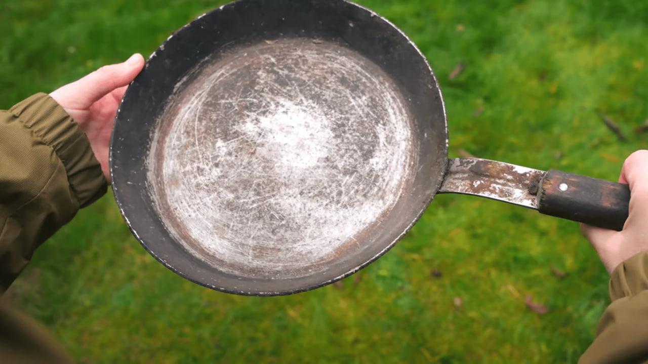 Как очистить сковороду от нагара: 5 эффективных способа