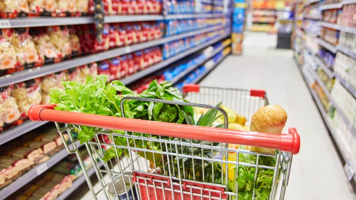 Продукты, которые лучше не покупать в супермаркете: советы эксперта